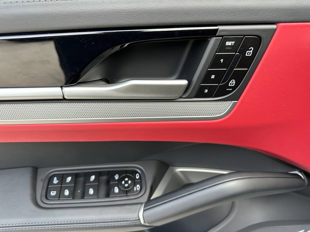 Certified 2026 Porsche Cayenne E-Hybrid Coupe AWD/4WD image 17