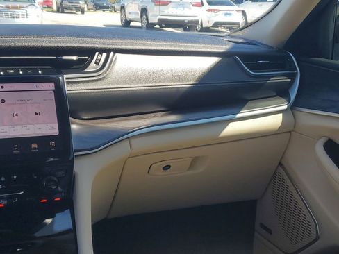 Used 2022 Jeep Grand Cherokee Limited w/ Luxury Tech Group II image 26