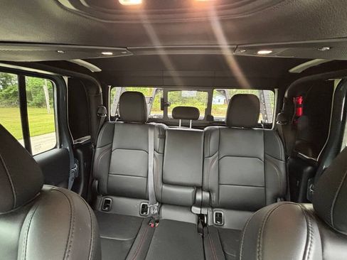 Used 2025 Jeep Gladiator Rubicon AWD/4WD image 34