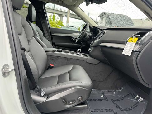 Used 2025 Volvo XC90 B5 Core image 10