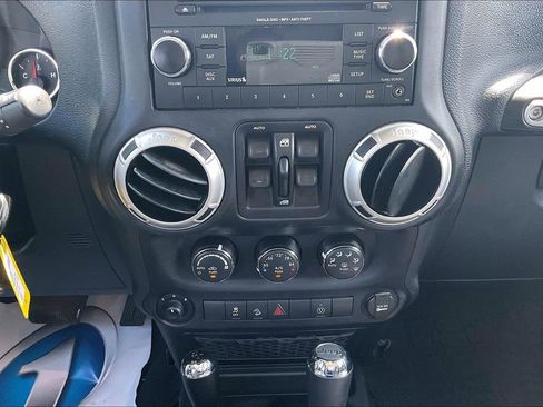 Used 2017 Jeep Wrangler Unlimited Sahara w/ Connectivity Group AWD/4WD image 14