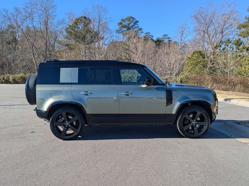 Used 2025 Land Rover Defender 110 X-Dynamic SE image 4