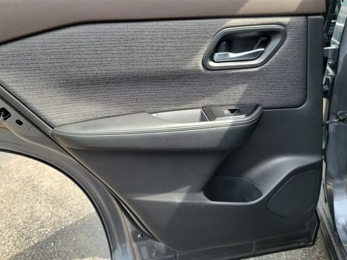 Used 2023 Nissan Rogue SV FWD image 9