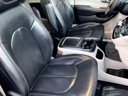 Used 2022 Chrysler Pacifica Touring-L image 22