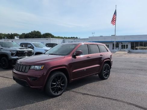 Used 2019 Jeep Grand Cherokee Altitude AWD/4WD image 2