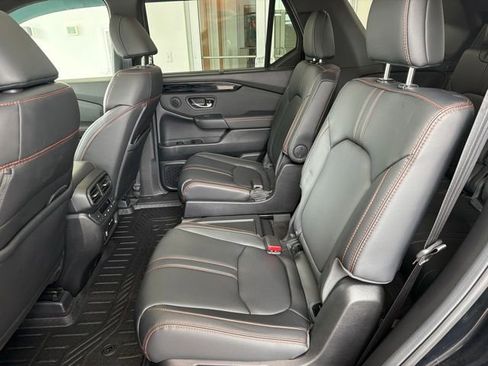 Used 2025 Honda Pilot TrailSport image 17