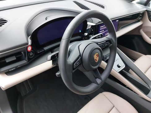 Used 2025 Porsche Macan Electric RWD image 18