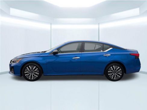 Used 2025 Nissan Altima 2.5 SV FWD image 2