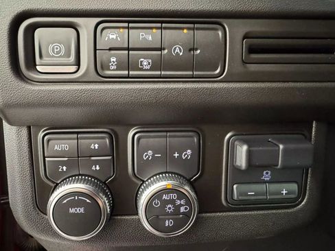 Used 2023 GMC Yukon SLT w/ SLT Luxury Package image 27