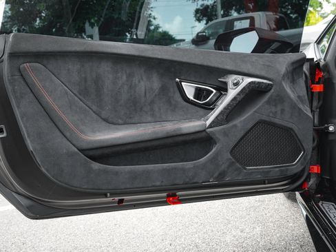 Used 2018 Lamborghini Huracan Performante AWD/4WD image 16