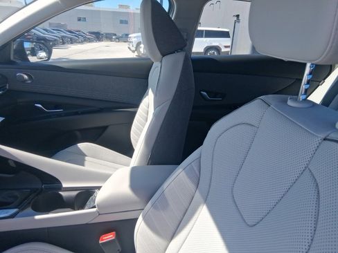 New 2025 Hyundai Elantra Limited image 19