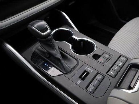 Used 2022 Toyota Highlander LE image 21