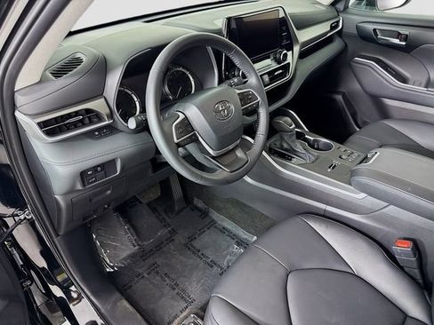 Certified 2025 Toyota Highlander XLE FWD image 10