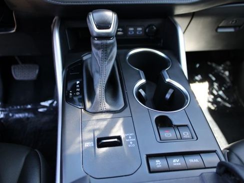 Used 2022 Toyota Highlander XLE AWD/4WD image 19