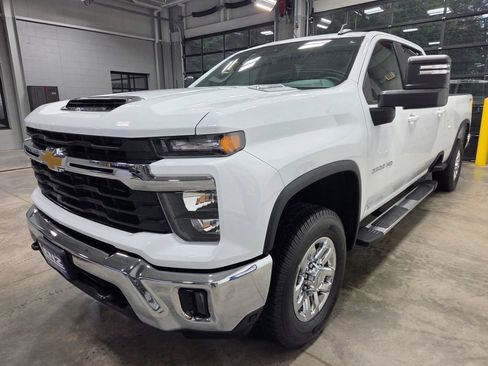Used 2025 Chevrolet Silverado 2500 LT w/ Convenience Package AWD/4WD image 5