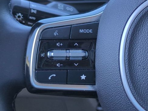 Used 2025 Kia Carnival FWD image 25