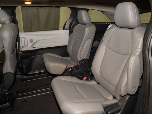 Used 2025 Toyota Sienna XLE image 9