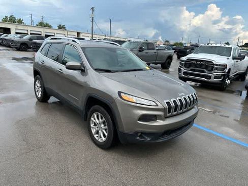 Used 2017 Jeep Cherokee Latitude w/ Comfort/Convenience Group AWD/4WD image 21