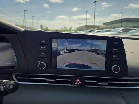 Used 2025 Hyundai Elantra SE FWD image 17