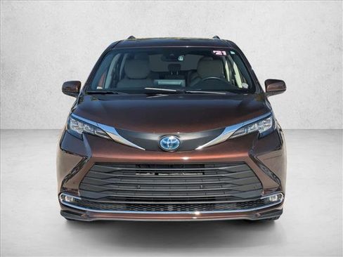 Used 2021 Toyota Sienna XLE image 2