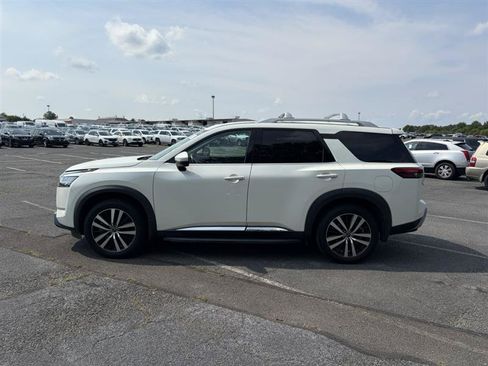 Used 2023 Nissan Pathfinder Platinum w/ Lighting Package (N93) FWD image 4