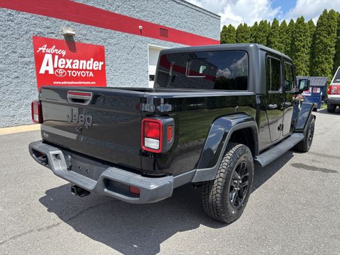 Used 2023 Jeep Gladiator Sport AWD/4WD image 3