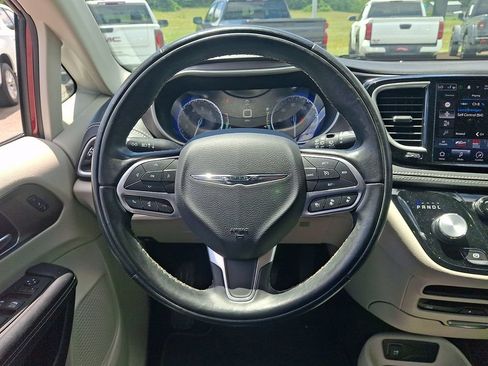 Used 2022 Chrysler Pacifica Touring-L w/ Uconnect Theater Family Group AWD/4WD image 19