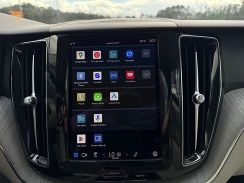 Used 2023 Volvo XC60 B5 Plus image 24