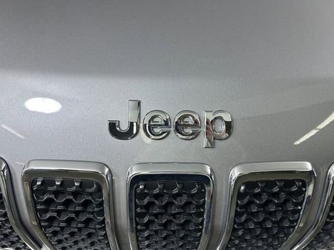 Used 2019 Jeep Cherokee Latitude Plus w/ Comfort/Convenience Group image 10