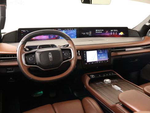 Used 2025 Lincoln Navigator Reserve AWD/4WD image 2