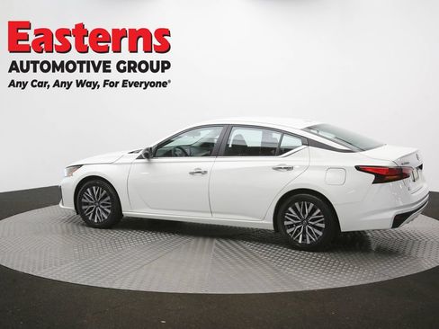 Used 2025 Nissan Altima 2.5 SV FWD image 61