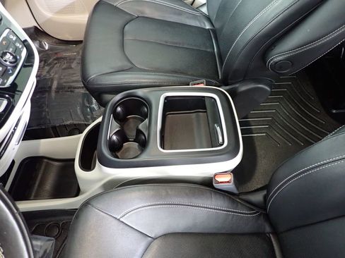 Used 2022 Chrysler Pacifica Touring-L w/ Uconnect Theater Family Group image 35