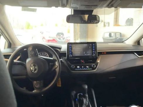 Used 2021 Toyota Corolla LE FWD image 2