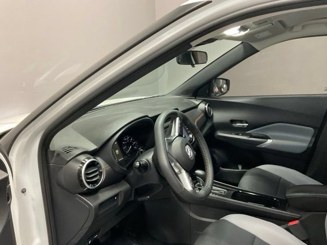 Used 2023 Nissan Kicks SR w/ SR Premium Package FWD image 17