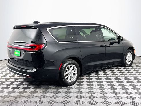 Used 2024 Chrysler Pacifica Touring-L FWD image 10