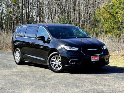 Used 2024 Chrysler Pacifica Touring