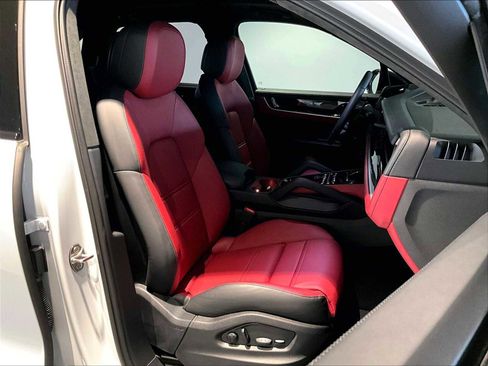 Used 2025 Porsche Cayenne Turbo image 22