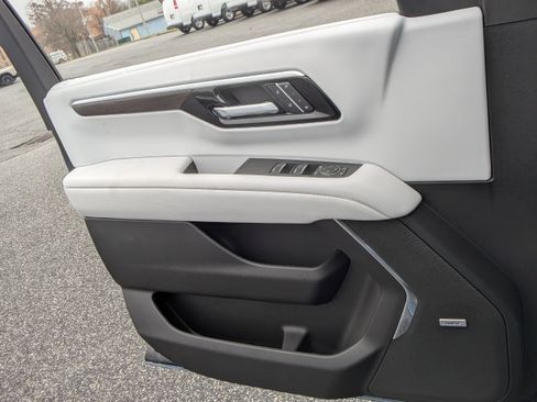 New 2026 Chevrolet Suburban Premier w/ Sun And Tow Package AWD/4WD image 24