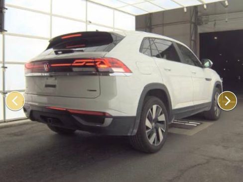 Certified 2025 Volkswagen Atlas Cross Sport SE image 2