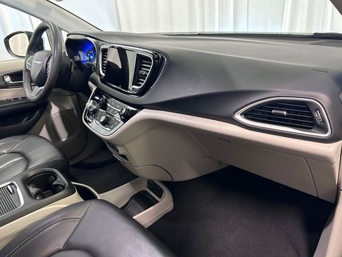 Used 2023 Chrysler Pacifica Touring-L FWD image 22