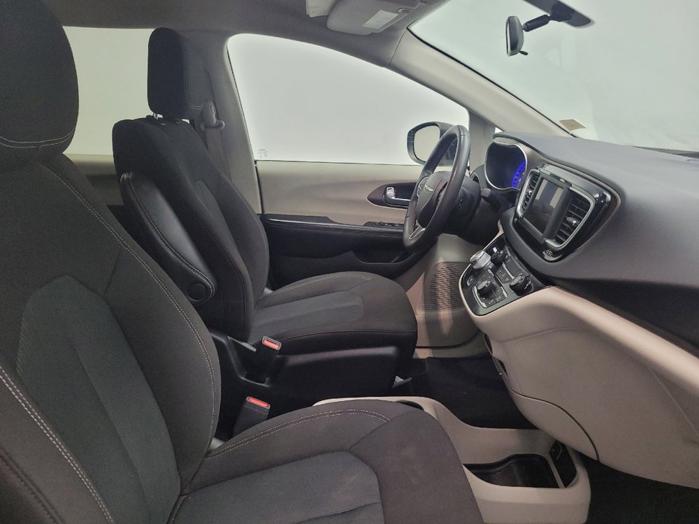 Used 2022 Chrysler Voyager LX FWD image 21
