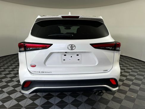 Certified 2021 Toyota Highlander XSE FWD image 6