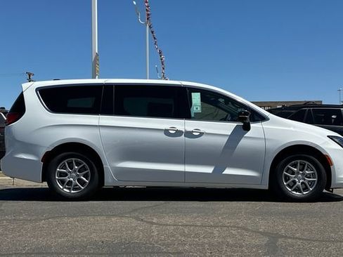 New 2027 Chrysler Pacifica Select FWD image 2
