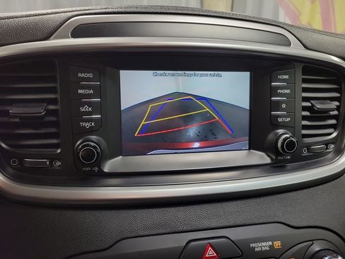 Used 2020 Kia Sorento LX image 17