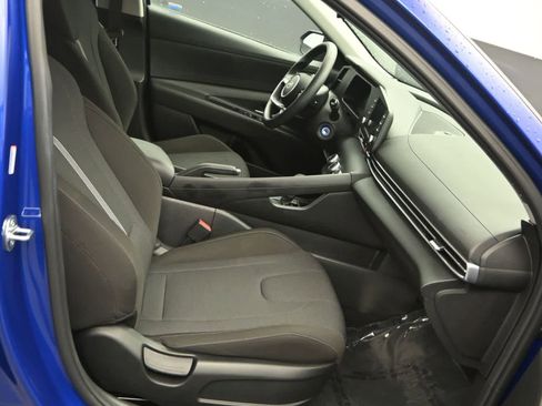 Used 2024 Hyundai Elantra SE FWD image 11