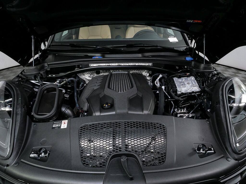 Certified 2026 Porsche Macan AWD/4WD image 35