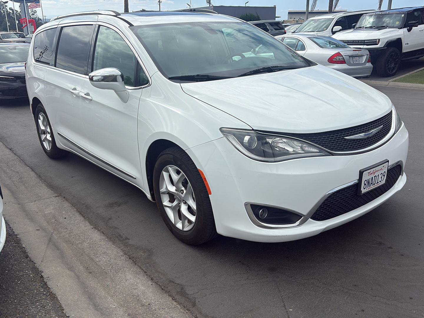 Used 2020 Chrysler Pacifica Limited FWD image 1