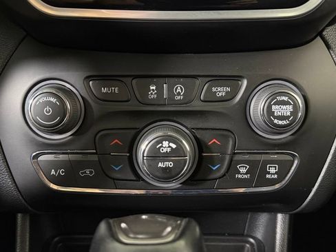 Used 2022 Jeep Cherokee Limited AWD/4WD image 23