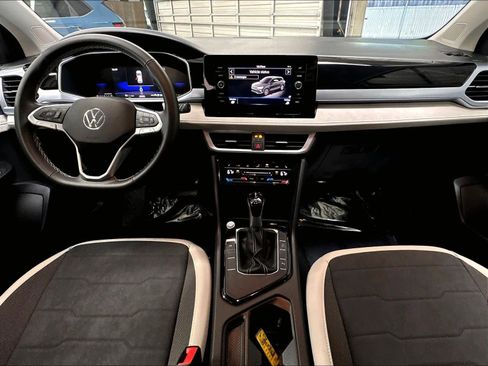 Used 2025 Volkswagen Taos SE FWD image 10