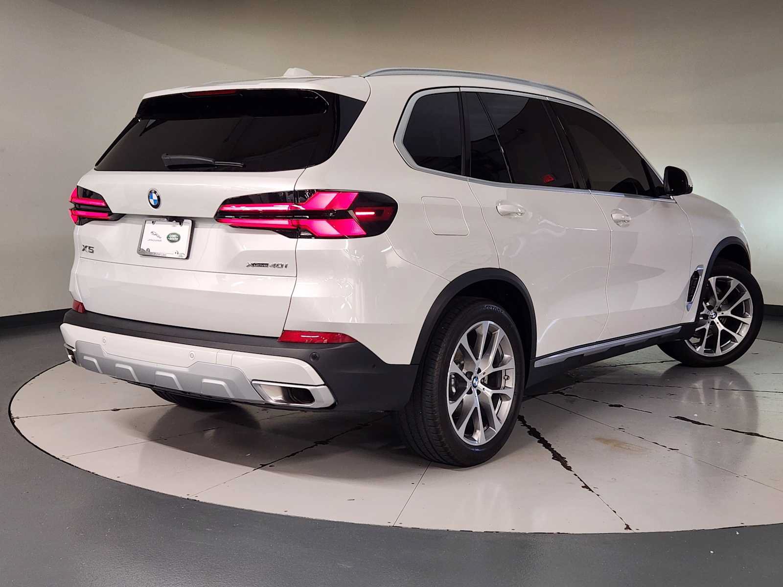 Used 2024 BMW X5 xDrive40i w/ Parking Assistance Package AWD/4WD image 2